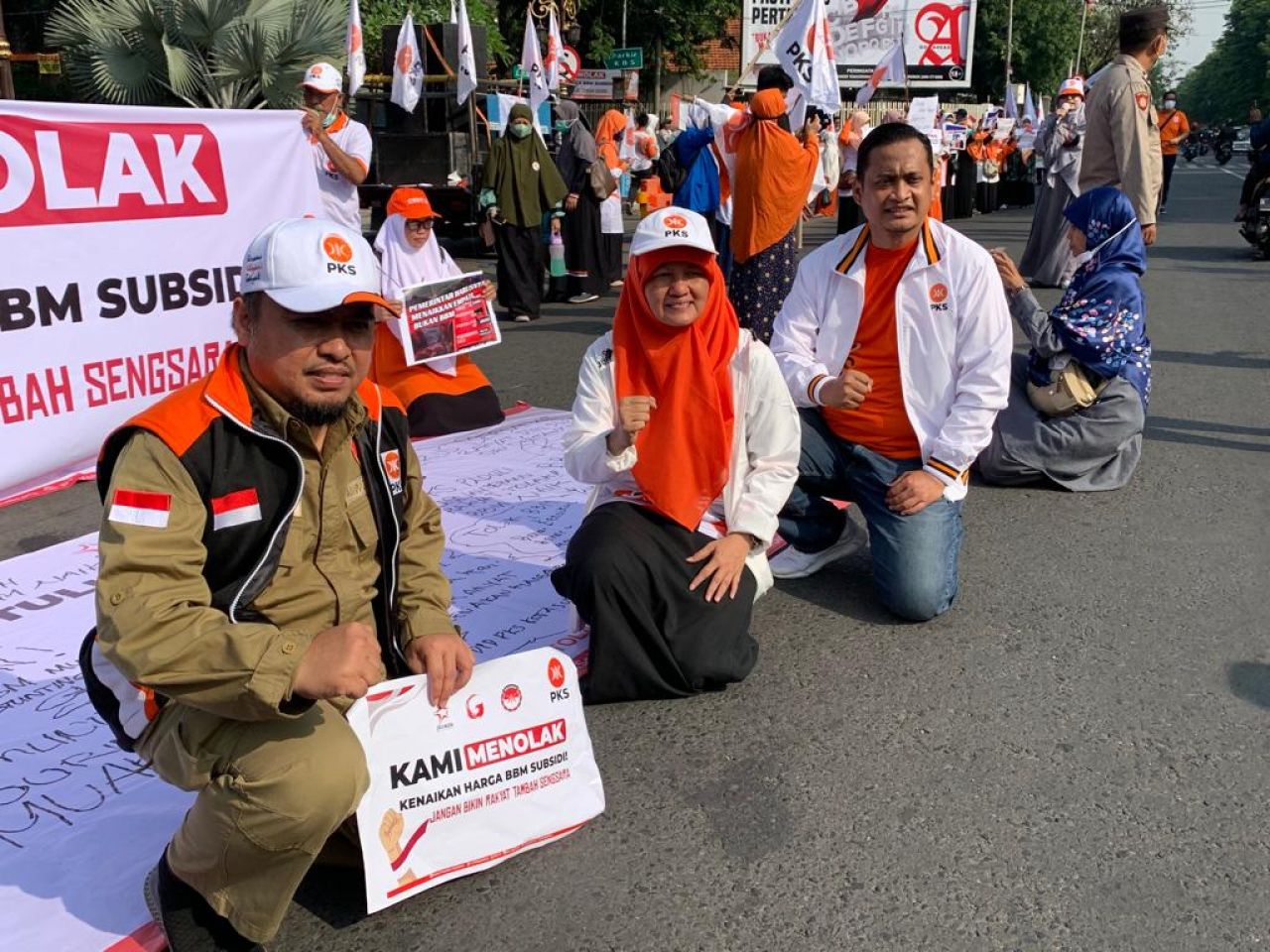 Prihatin Terhadap Nasib Rakyat, PKS Surabaya Adakan Aksi di KBS dan Bagikan BBM