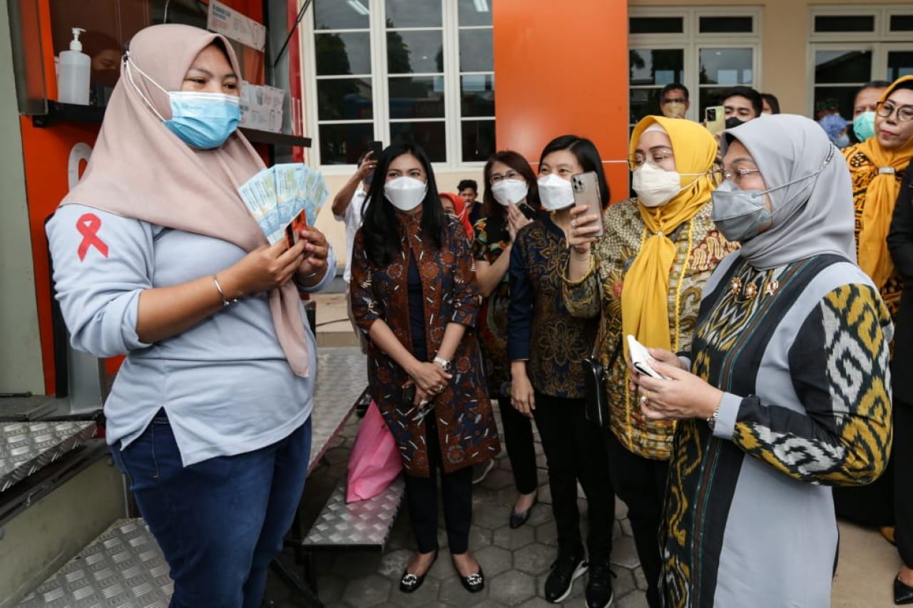 Menteri Ketenagakerjaan Ida Fauziyah memantau langsung penyaluran bantuan subsidi upah (BSU) di KUD Tani Bahagia, Mojokerto, Jawa Timur, Jumat (30/9/2022). (Foto: ist)