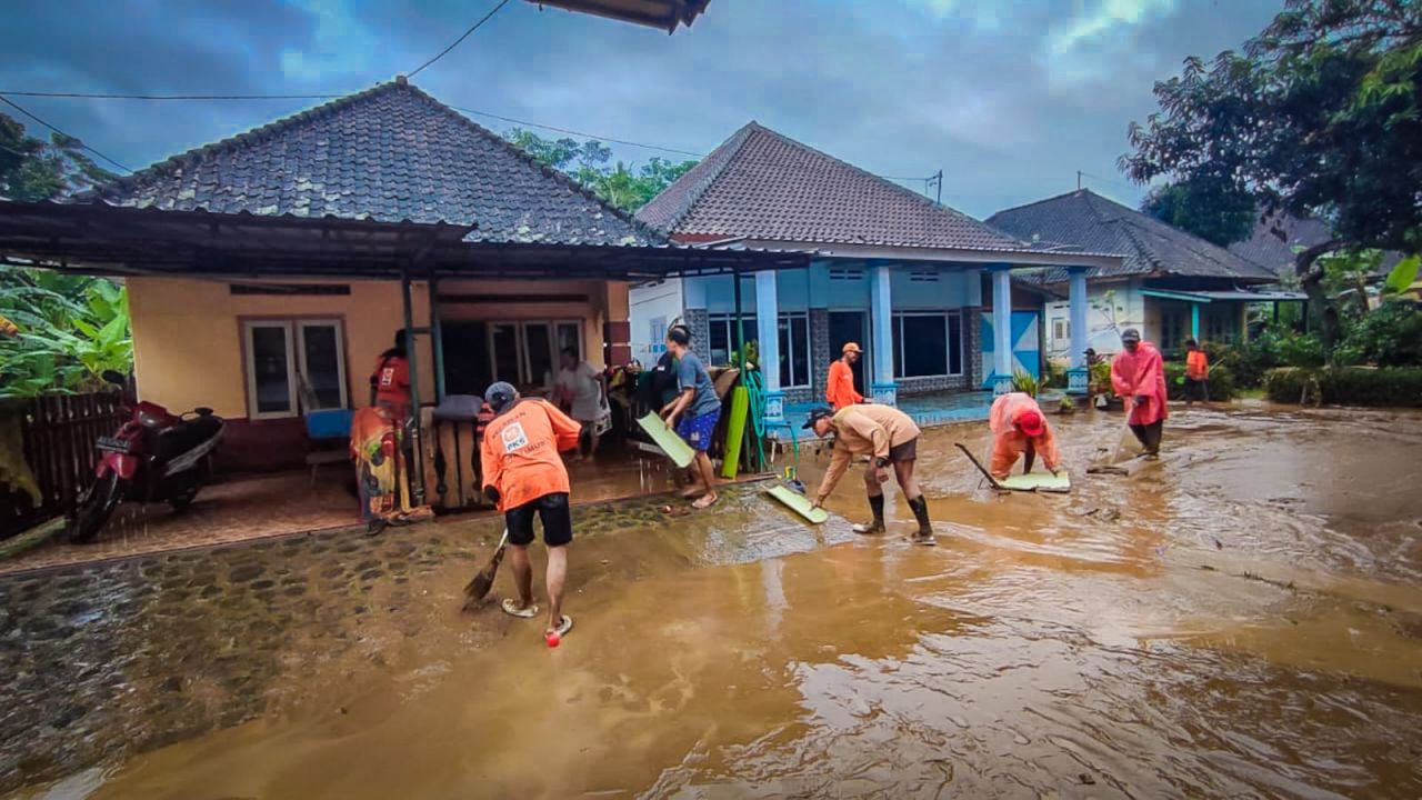 Relawan PKS Disiagakan di Wilayah Banjir Jawa Timur