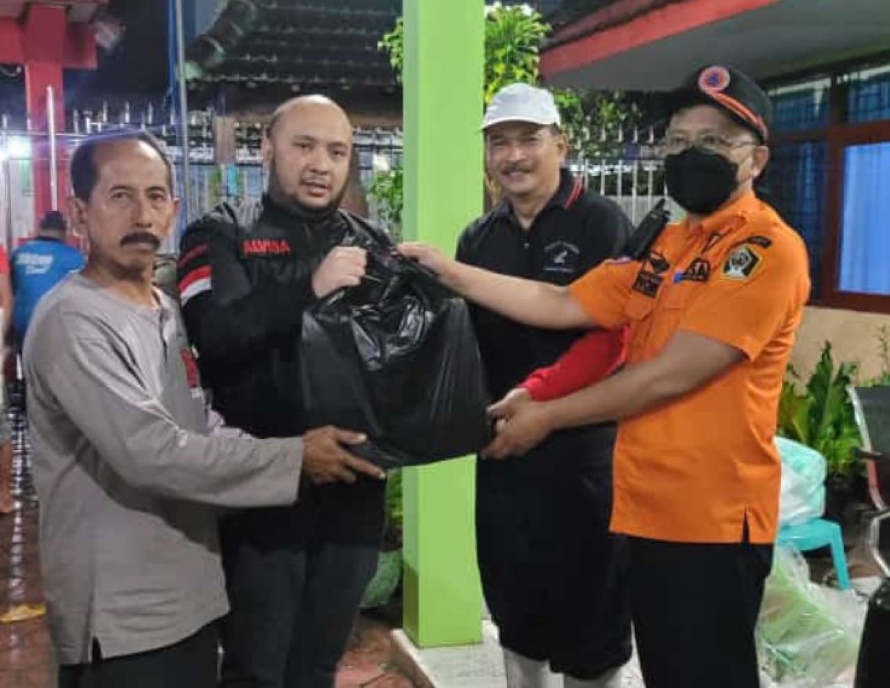 Politisi Gerindra Bagikan Ribuan Nasi Kotak untuk Korban Banjir Sutojayan
