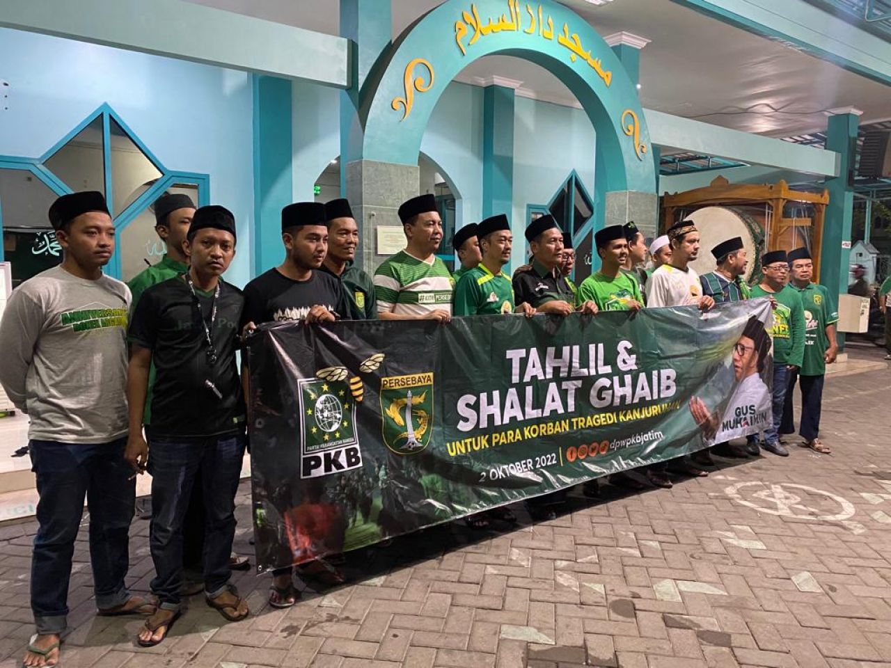 Bonek Surabaya pun melakukan salat gaib dan tahlil bersama DPW PKB Jatim di Gedung Graha Gus Dur, Minggu (2/10/2022) malam. (Foto: ist)