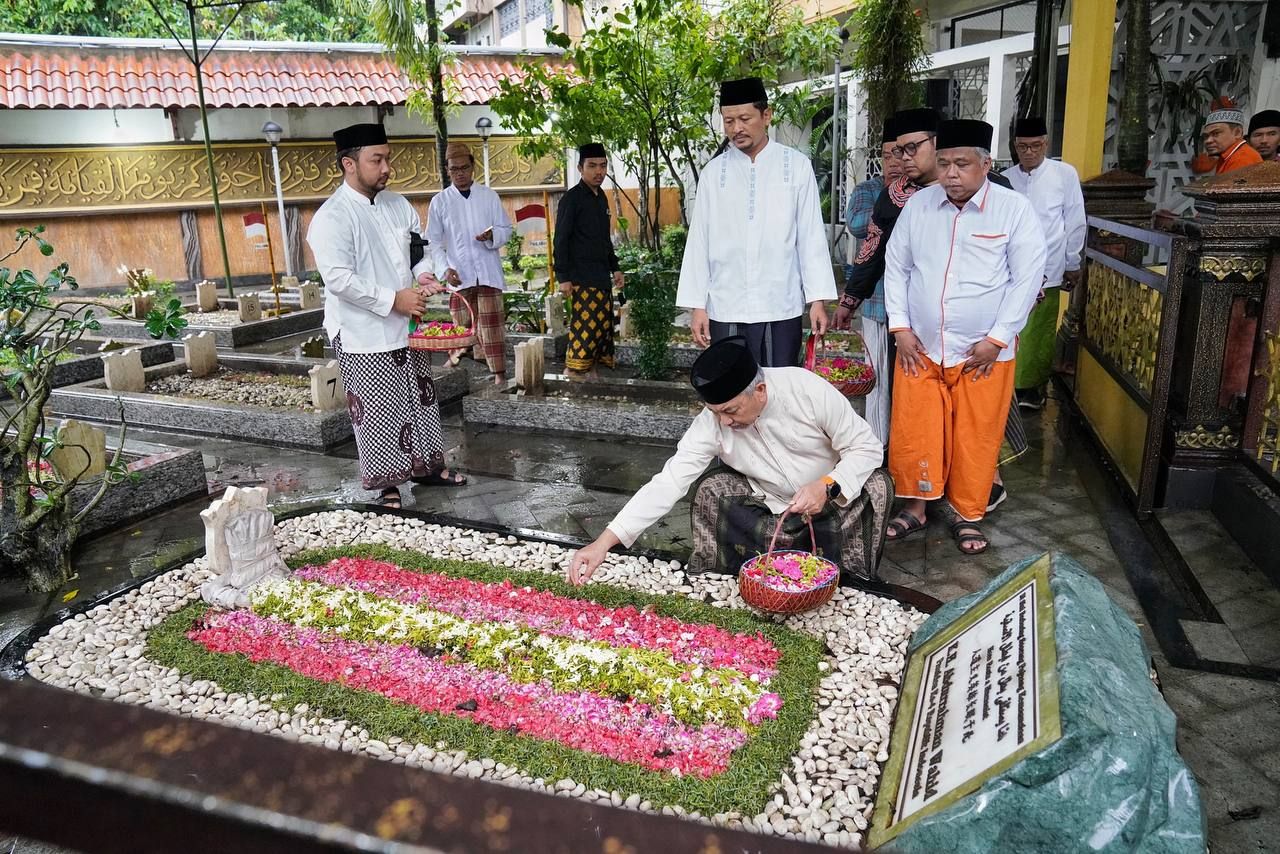 Presiden PKS Sowan ke Ponpes Tebuireng, Ziarah Makam Mbah Hasyim dan Gus Dur