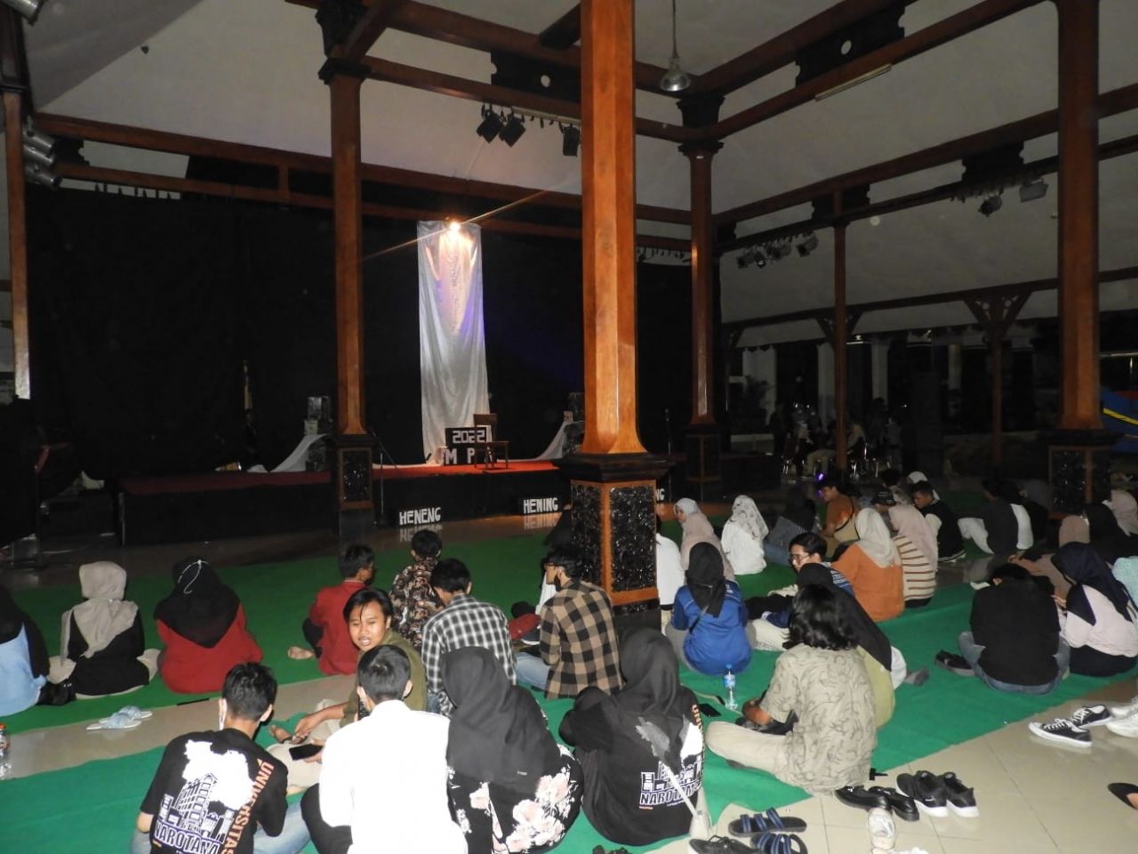 penonton memenuhi lokasi acara puncak Malam Puisi Airlangga