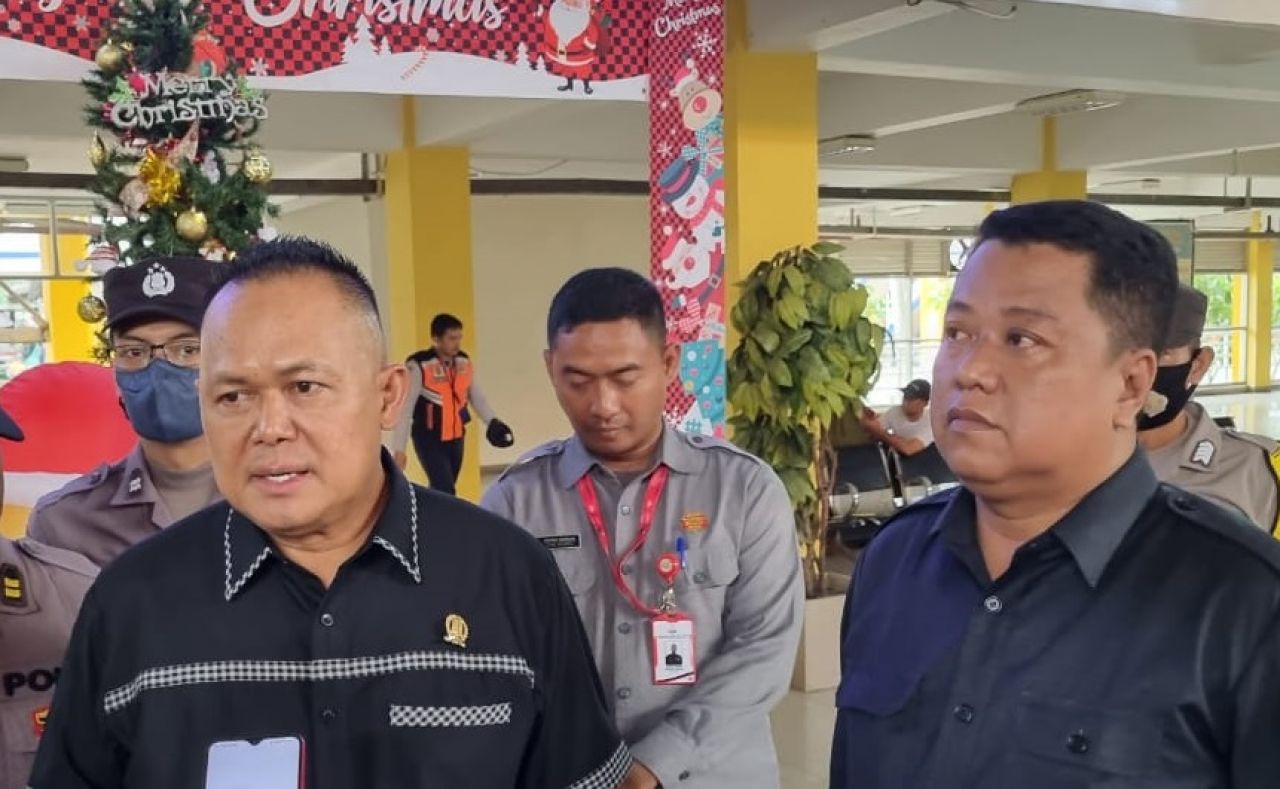 Ketua Komisi D DPRD Jawa Timur dr Agung Mulyono (kiri) saat sidak Terminal Purabaya. (Foto: Pras for jatimnow.com)