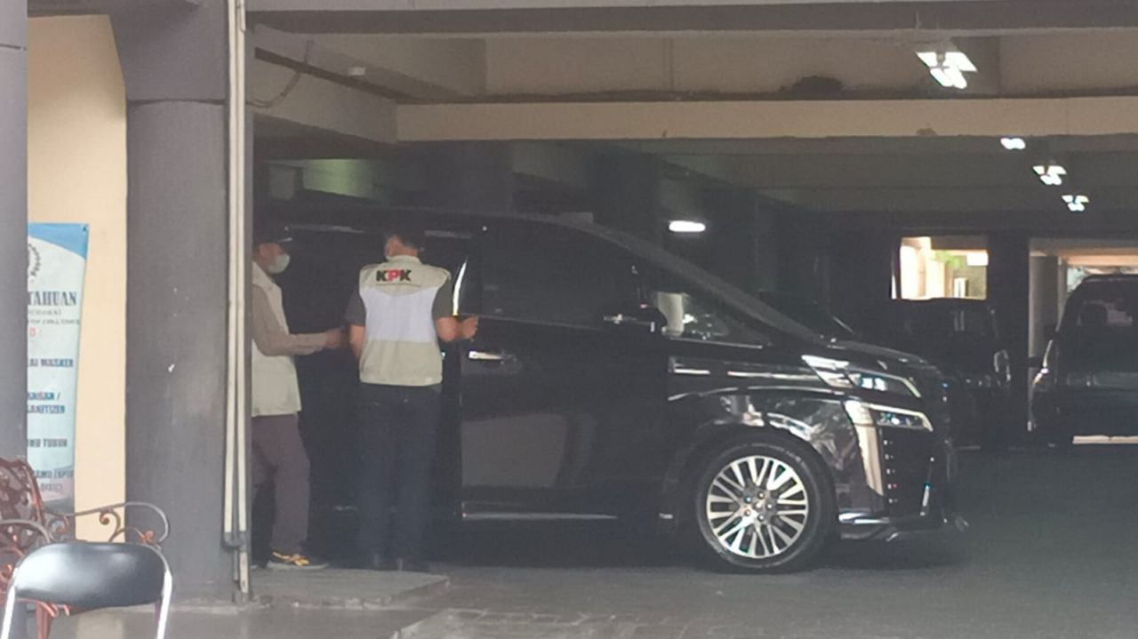 KPK Periksa Mobil Sahat dan Bawa Berkas dari Ruang Fraksi di DPRD Jatim