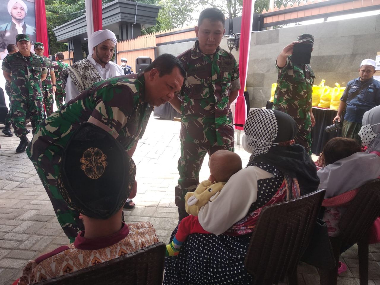 Kunjungi Ponpes Ar-Ridwan Tuban, Pangdam V/Brawijaya Santuni Anak Stunting