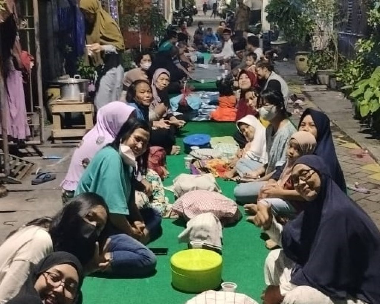 Warga kampung RT 3 Lebak Rejo, Kelurahan Gading, Kecamatan Tambaksari, mengisi malam pergantian tahun dengan menggelar barikan. (Foto: dwi for portaltiga.com)