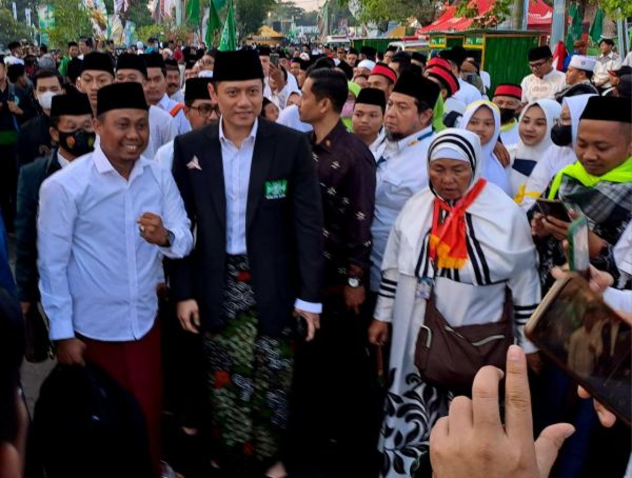 AHY Hadiri Harlah 1 Abad NU, Nahdliyin Berebut Swafoto dan Salim