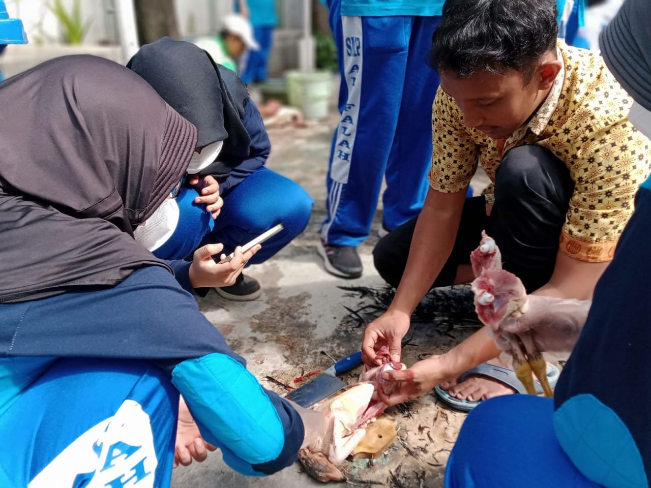 SMP Al Falah Deltasari Sidoarjo Laksanakan Ujian Praktik Sembelih Ayam