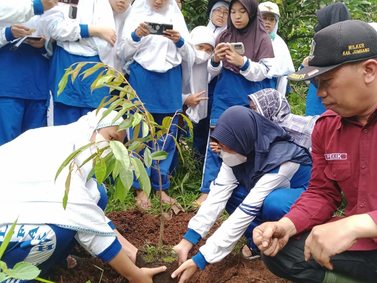 Siswa SMP Al Falah Deltasari Sidoarjo Tanam Pohon di Hutan Konservasi Wonosalam