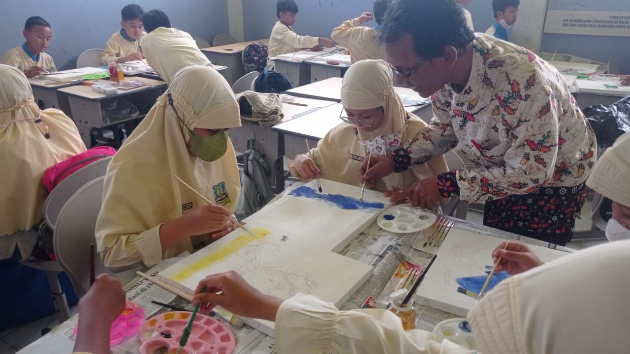 Belajar Bermakna dan Asyik dengan Melukis ala SD Muhammadiyah 18 Surabaya