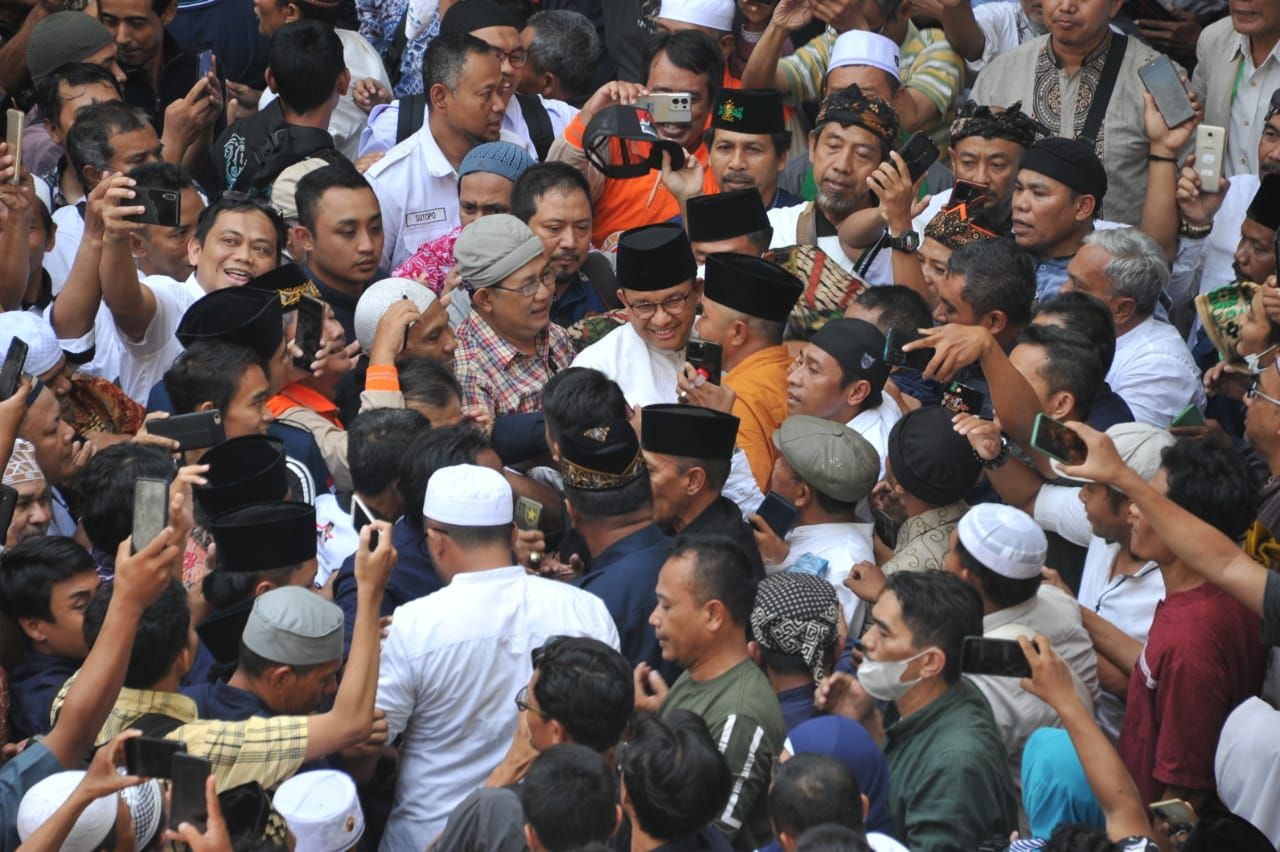 Ribuan Warga Jatim Sambut Anies Baswedan di Masjid Al-Akbar, Teriak: Presiden!