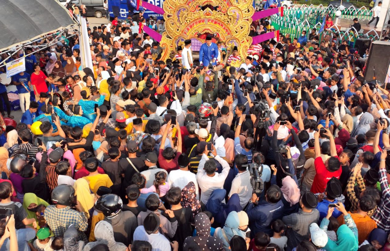AHY Ngabuburit dan Seru-seruan Bareng Warga Pamekasan di Alun Alun Arek Lancor