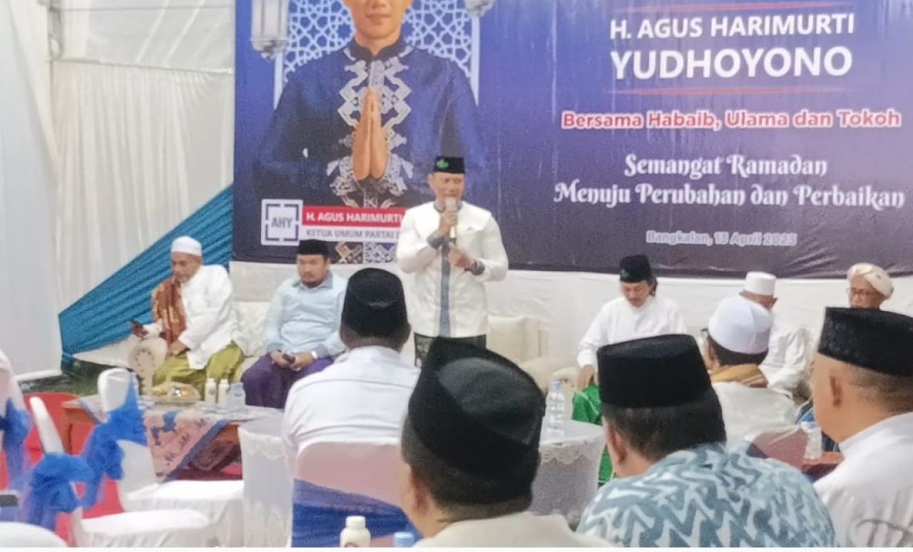 Kiai Bangkalan Baca Puisi Bikin AHY Tersenyum Semringah, Kepo?