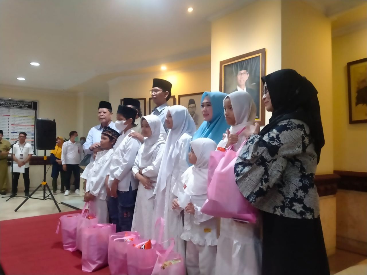Berlangsung Khidmat, DPRD Surabaya Beri Santunan Anak Yatim