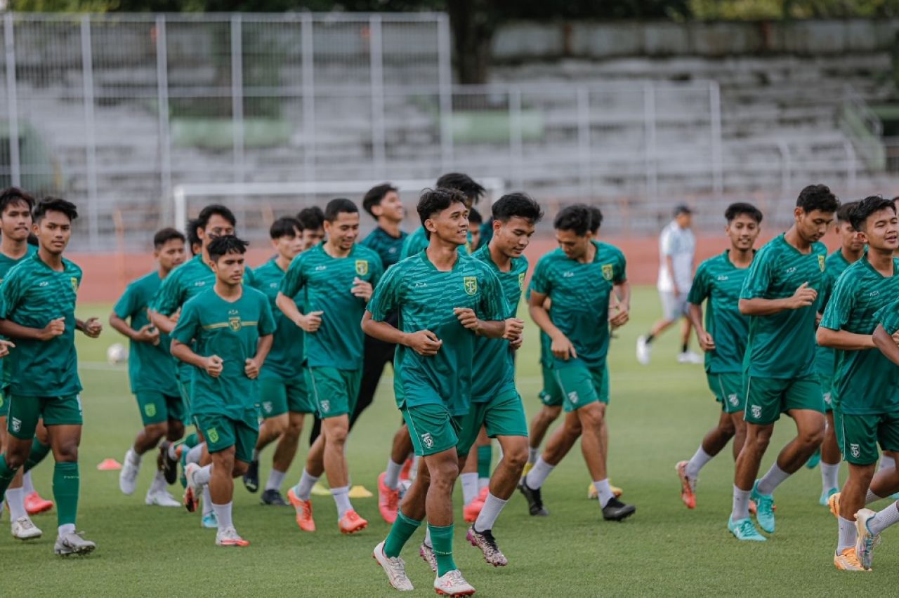 Para pemain Persebaya saat sesi latihan. (Foto: ligaindonesiabaru.com)