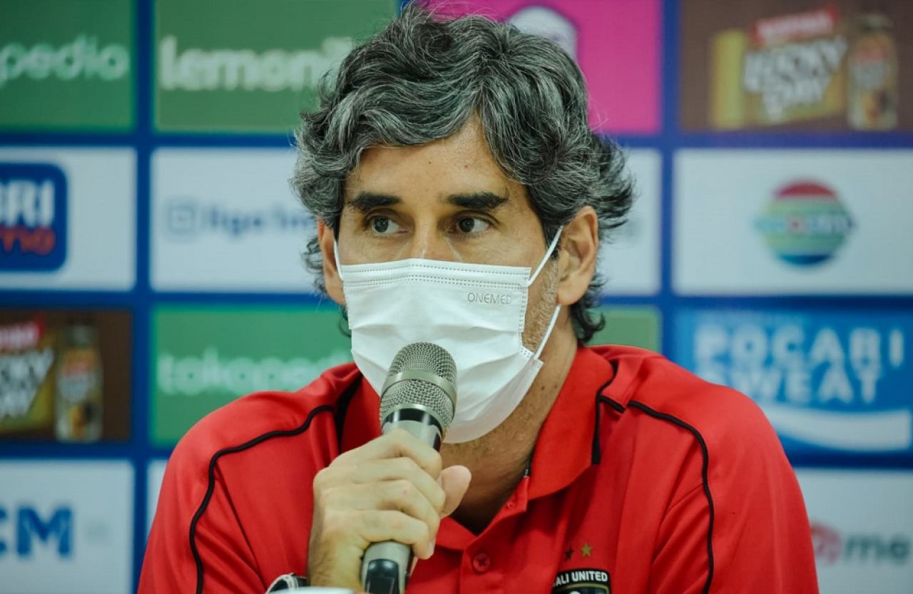 Dikalahkan Persebaya, Pelatih Bali United Tak Peduli