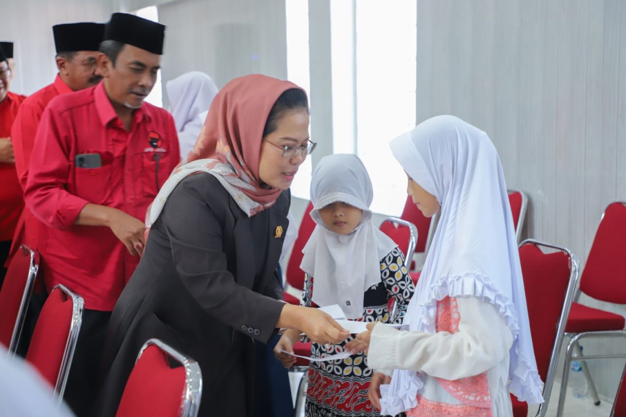 Sri Untari Bisawarno,  Sekertaris DPD PDI Perjuangan Jatim membagikan santunan. (Foto: Ars)