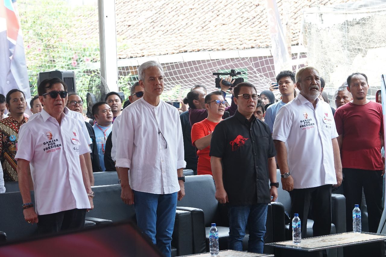 Ganjar Pranowo Puji Deklarasi Ribuan Pengacara di Lapangan Perkampungan