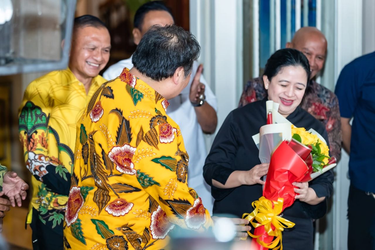 Airlangga Hartato Beri Bunga Puan Maharani, Rayuan Politik?