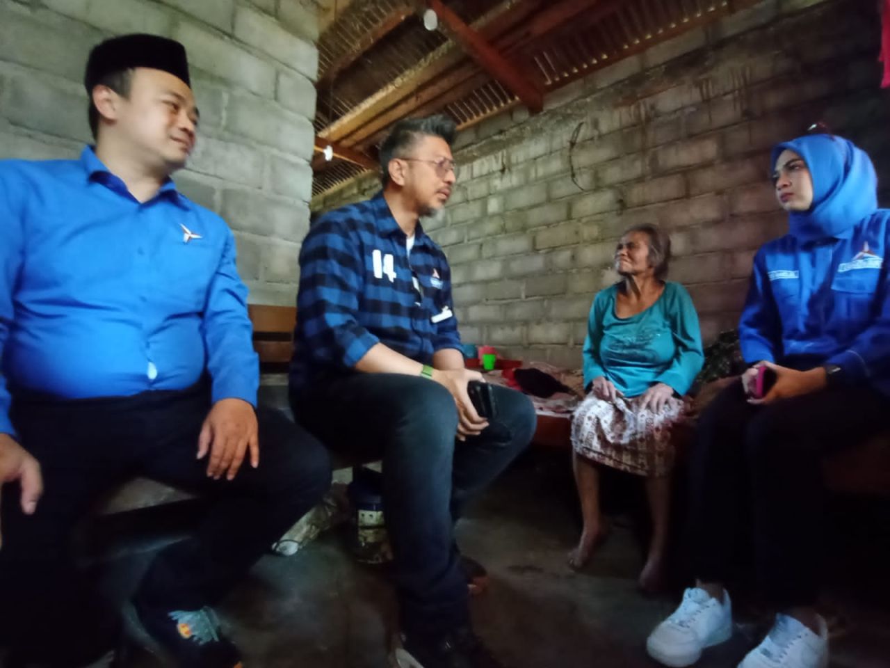 Demokrat Peduli Sediakan 1000 Sembako Murah di Malang, Renville Belikan Kasur Mbok Warni