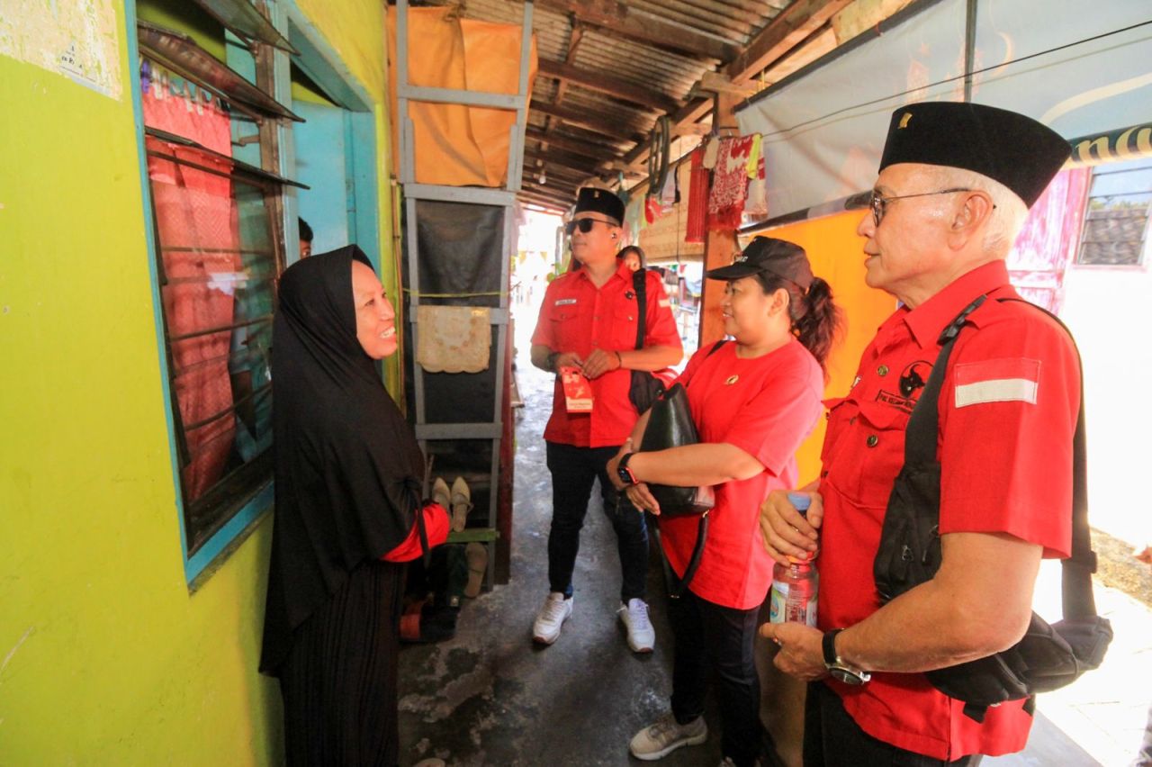 Agatha Bersama Kader PDI Perjuangan di Surabaya Blusukan Sosialisasi Ganjar Pranowo Capres 2024