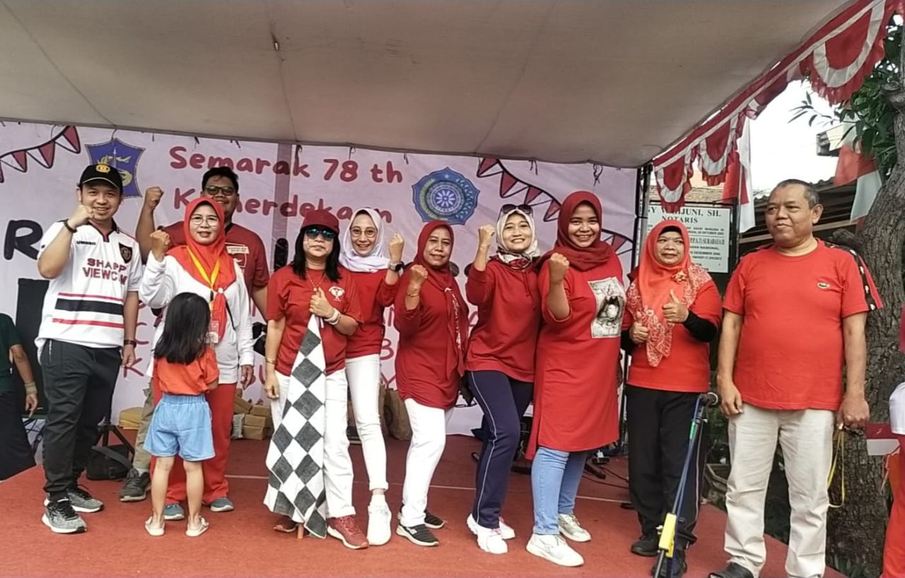 Lurah Airlangga Evi Andriani, S.H. (bawa bendera). (Foto: ist)