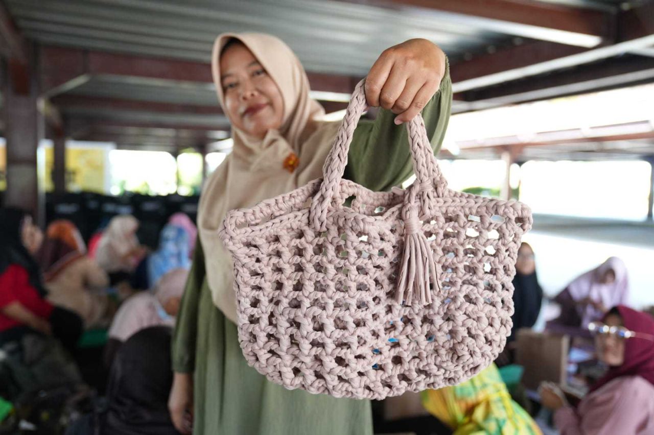 100 Warga Kota Mojokerto Dilatih Merajut, Ini Pesan Ning Ita