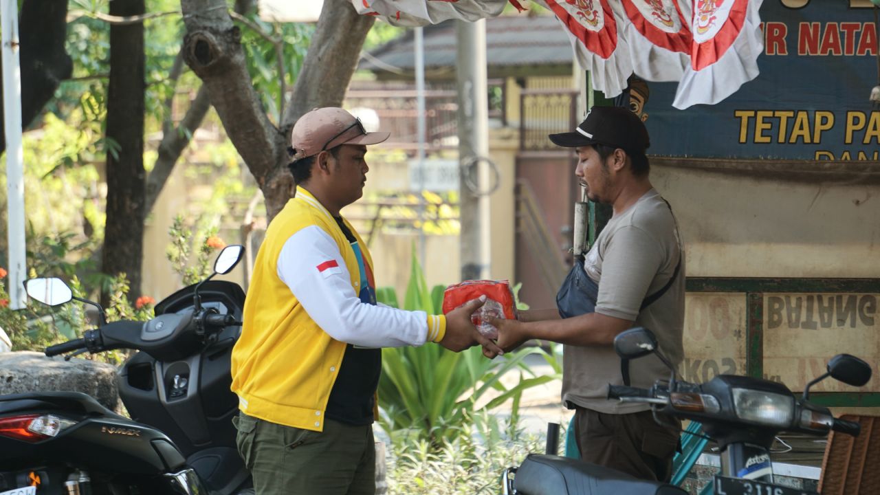 Respon Elnino, Partai Golkar Surabaya Bagikan Air Mineral ke Warga Pesisir