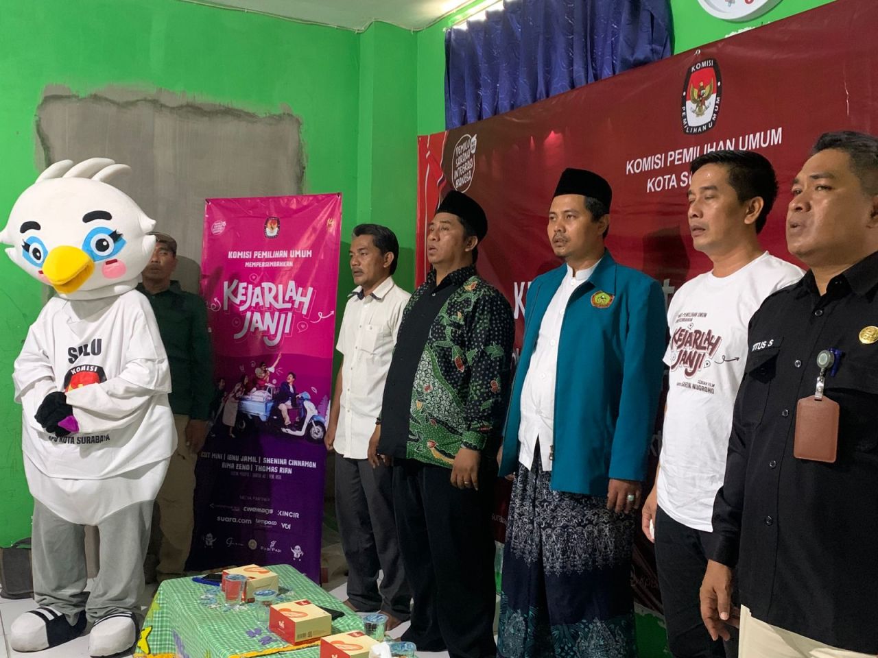 KPU Surabaya ajak santri nonton bareng film "Kejarlah janji"