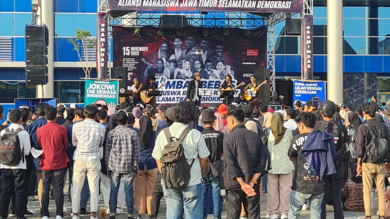 Ratusan Mahasiswa Gelar Mimbar Bebas di Unitomo, Kritik Politik Dinasti