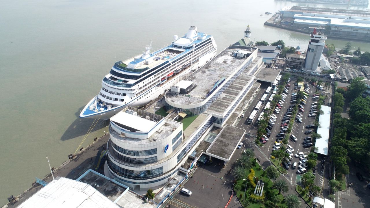 2 Kapal Pesiar Sandar di Tanjung Perak