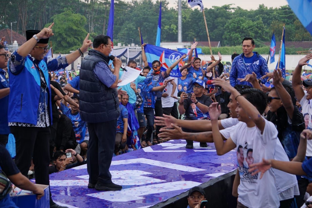 AHY dan SBY Pogo Bareng Ribuan Warga Lumajang di Bawah Guyuran Hujan