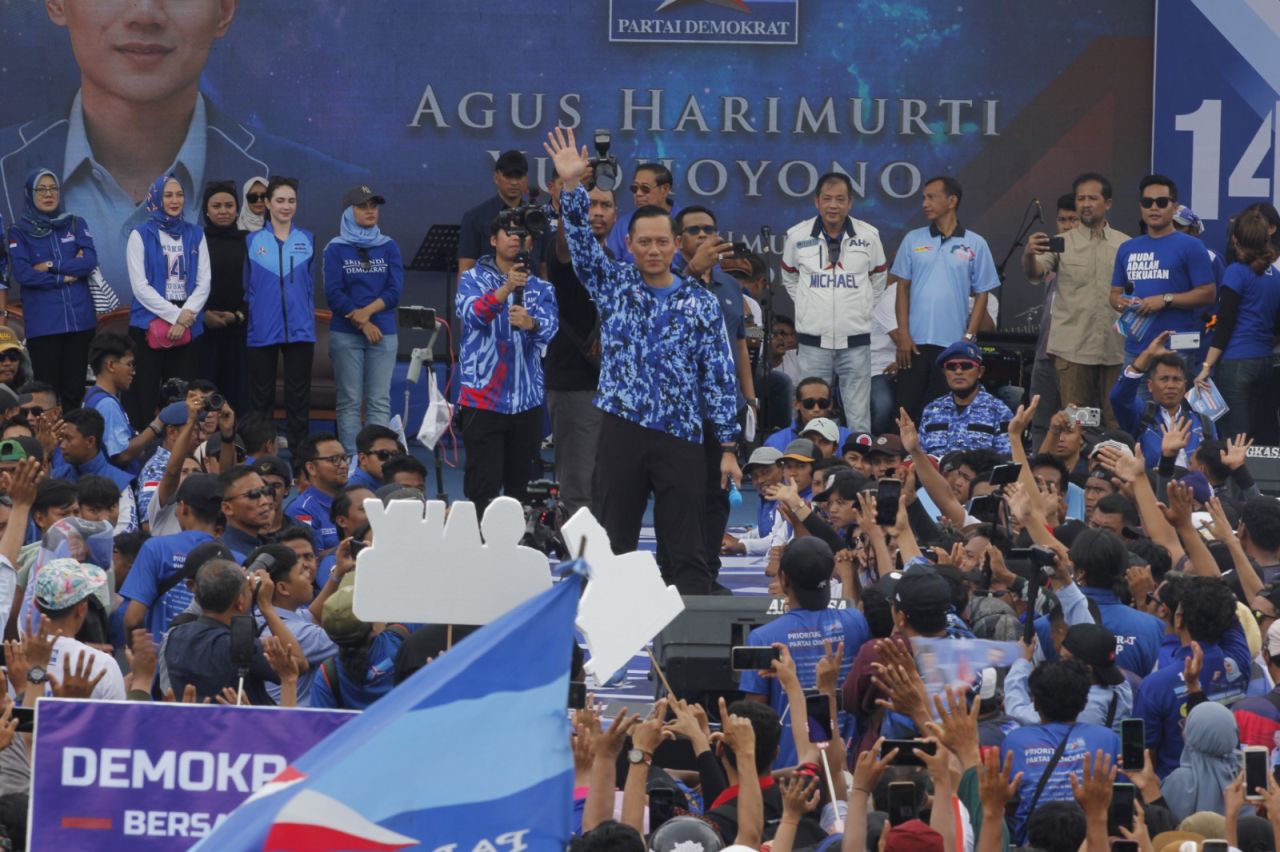 Lautan Massa Pendukung AHY - SBY Birukan Kandang Banteng Banyuwangi