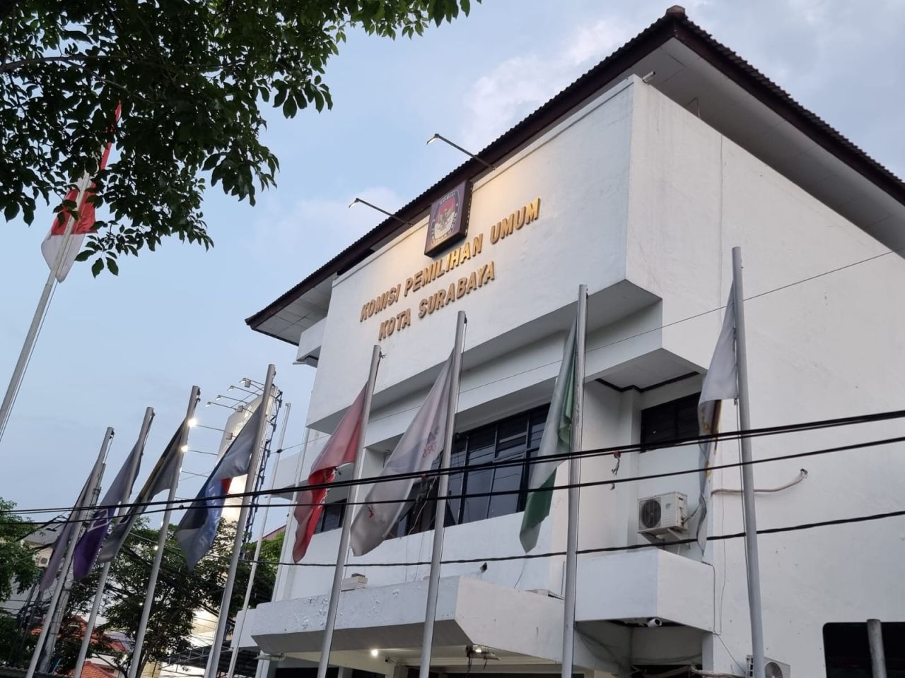 KPU Surabaya Sebut Rekapitulasi Tingkat Kecamatan Jadi Kendala Rekapitulasi Tingkat Kota Terlambat