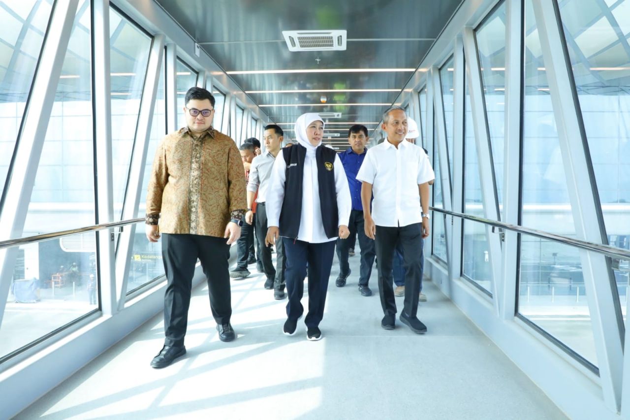 Khofifah saat masih menjabat Gubernur Jatim tinjau Bandara Dhoho. (Foto: Ist)
