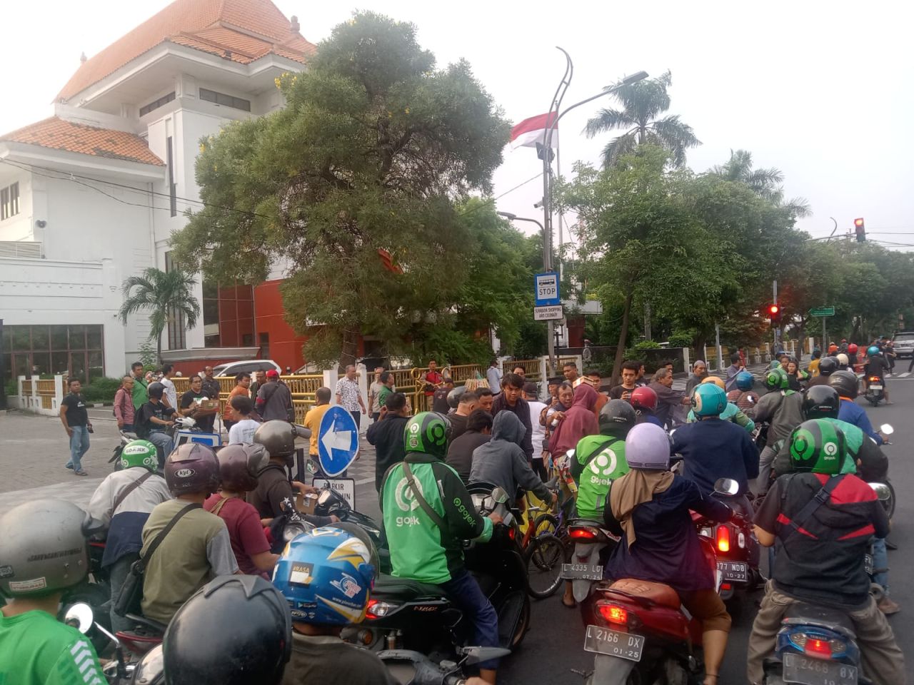 Suasana pembagian takjil Jurnalis Dewan Surabaya kepada pengendara yang melintas di depan Gedung DPRD Surabaya