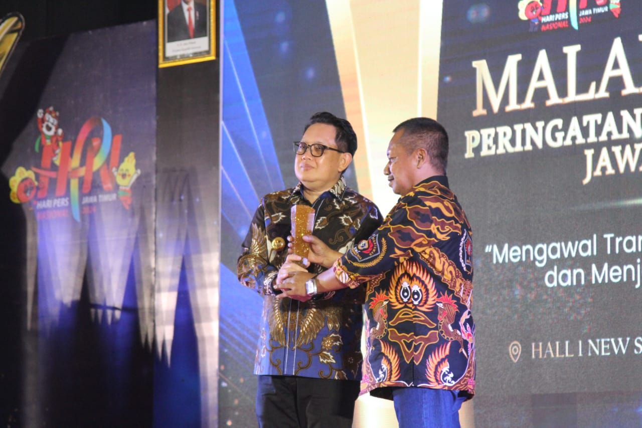 Pj Gubernur Jatim Adhy Karyono Raih PWI Award 2024