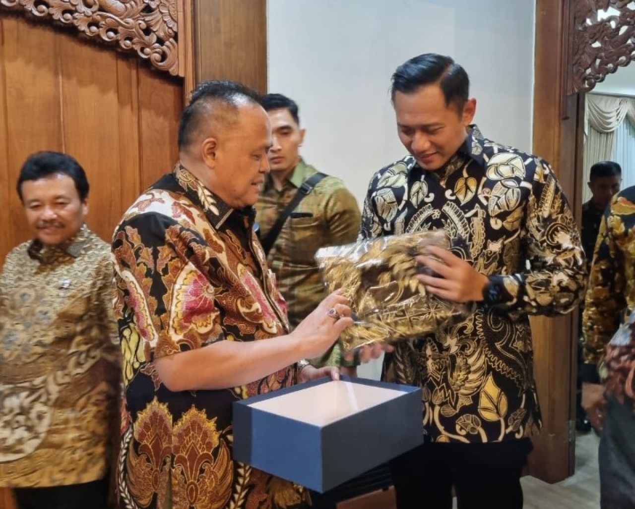 Makna Batik Motif Burung Hong Pemberian Dokter Agung untuk AHY