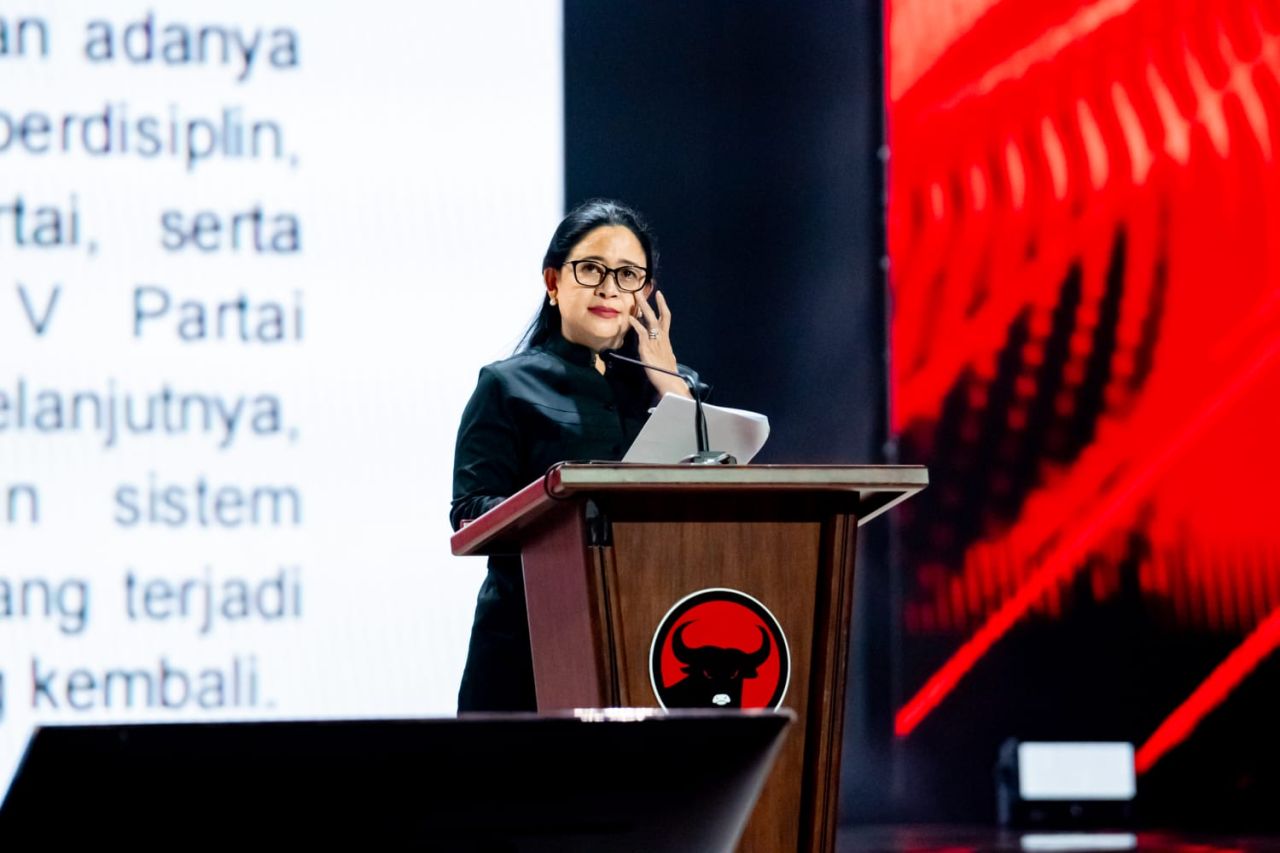 Puan Berpakaian Serba Hitam Bacakan 17 Sikap Politik PDIP di Rakernas V, Petanda Apa?