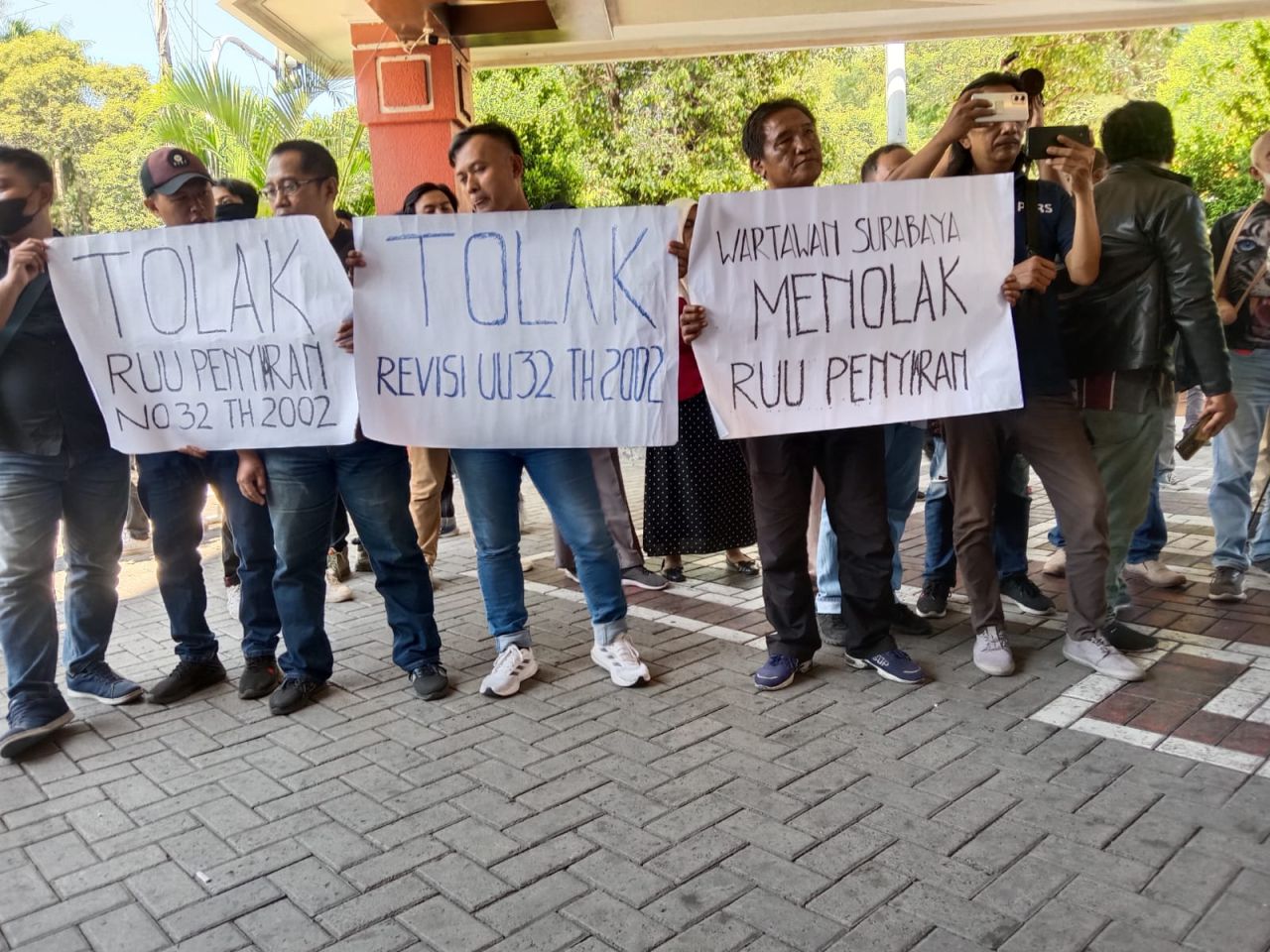 Insan Pers dan Mahasiswa Surabaya Adakan Aksi Tolak RUU Penyiaran