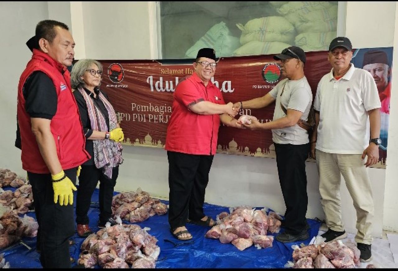 PDI Perjuangan Jatim Bagikan 1010 Paket Daging Kurban untuk Masyarakat