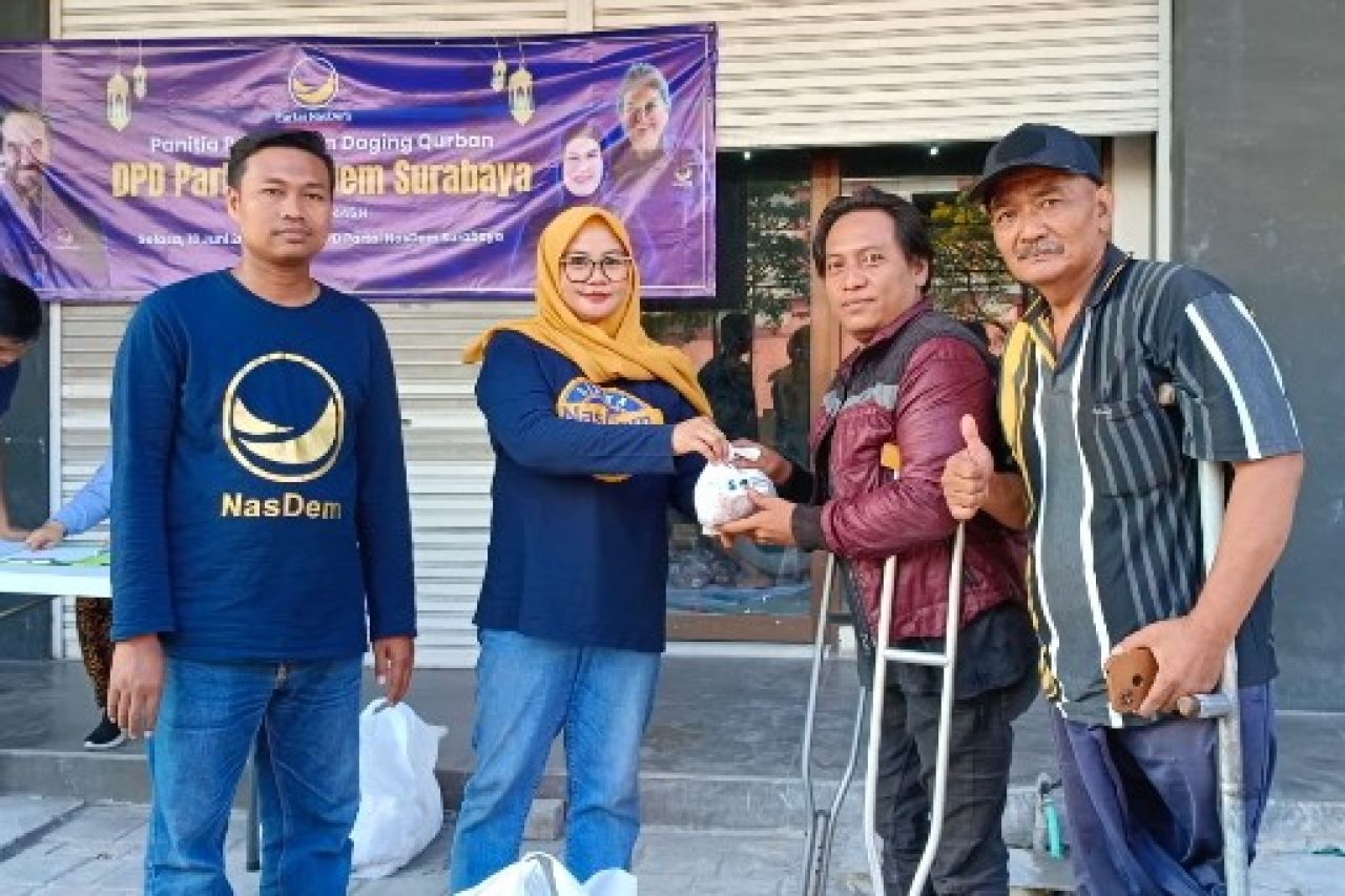 NasDem Surabaya Bagikan Ratusan Paket Daging Kurban, Lita MA: Wujud Kepedulian Partai