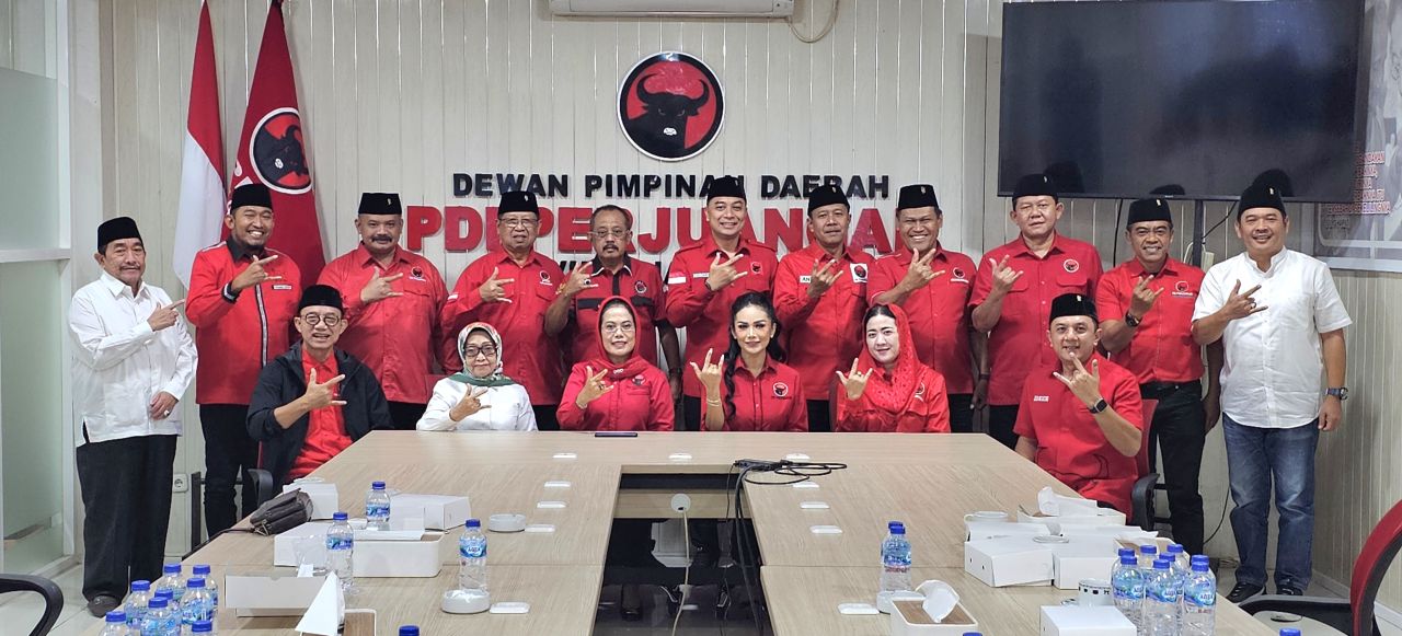 PDIP Serahkan Rekom 7 Bacakada di Pilkada Jatim