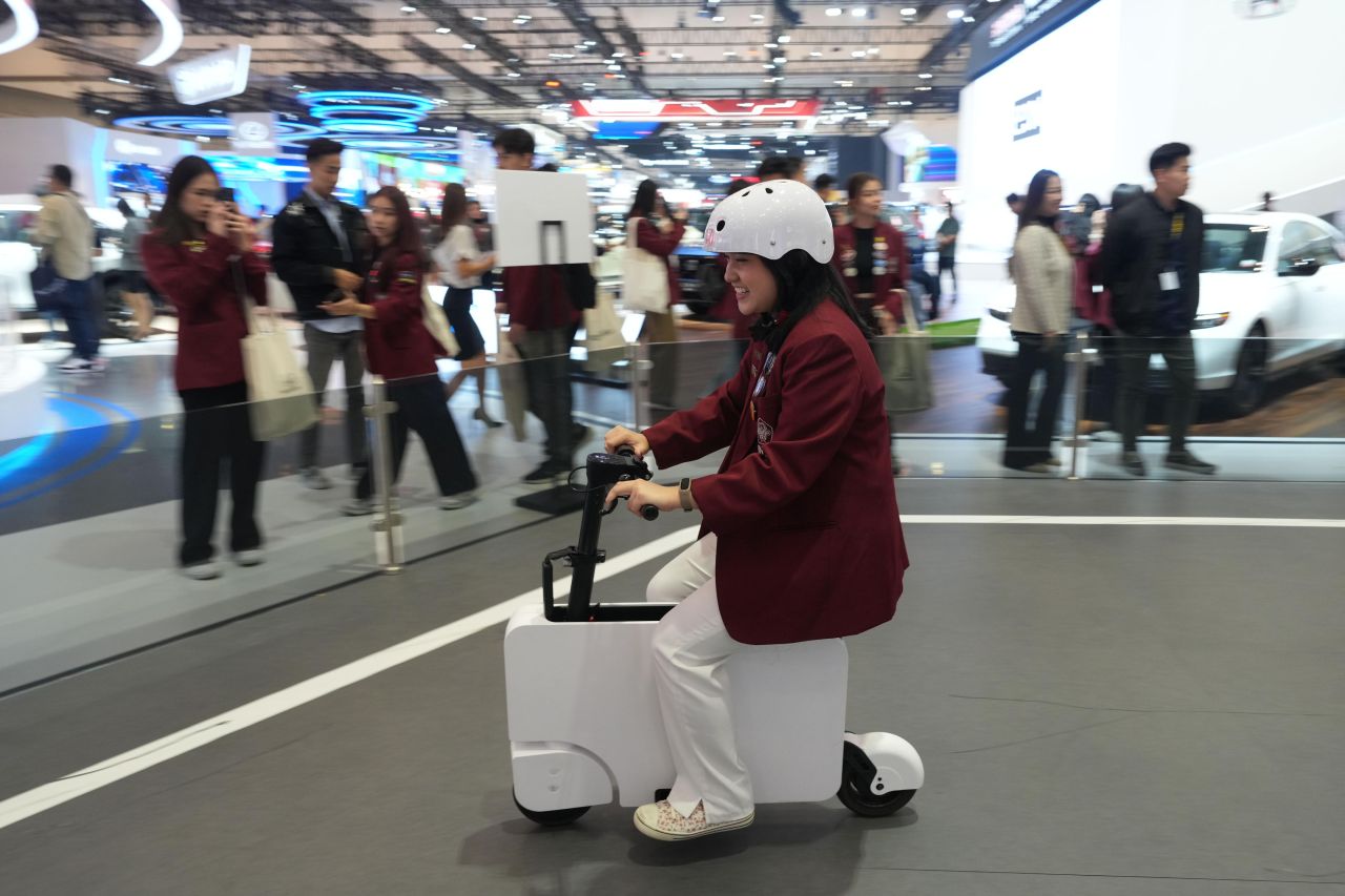 Menjajal e-Skuter Kompak Motocompacto di Booth Honda GIIAS 2024