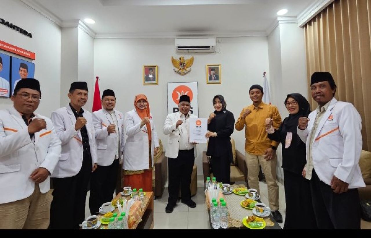 PKS Serahkan SK Dukungan Cakada Kota dan Kabupaten Mojokerto
