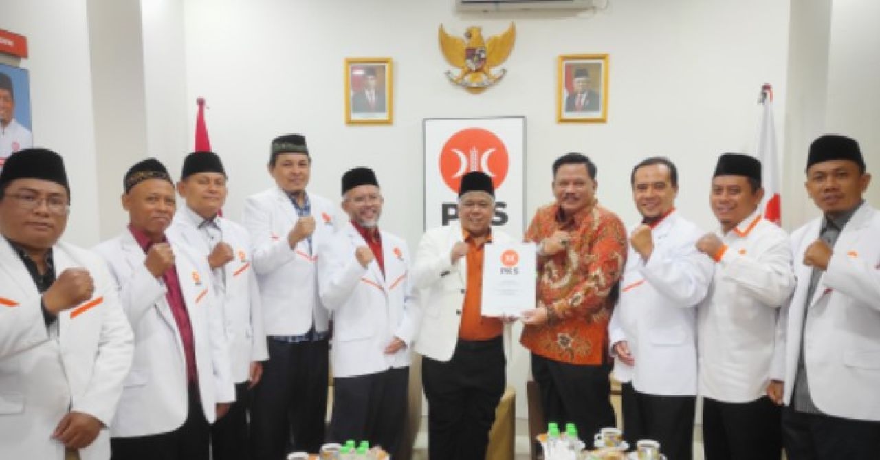 Ketua PKS Jatim Serahkan SK DPP untuk Cakada Nganjuk, Sampang dan Ponorogo