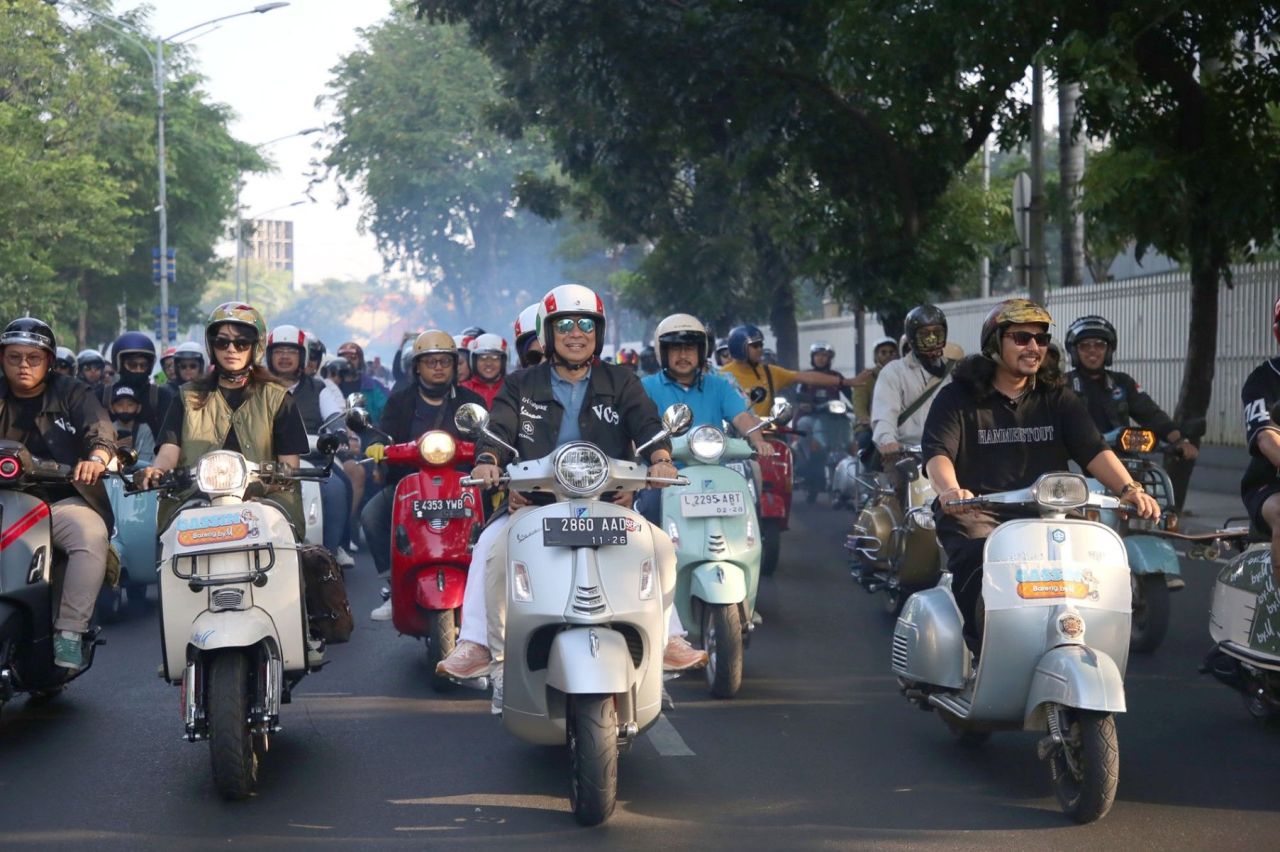 Wali Kota Surabaya Sunmori Bareng Komunitas Vespa, Kenalkan Kota Lama