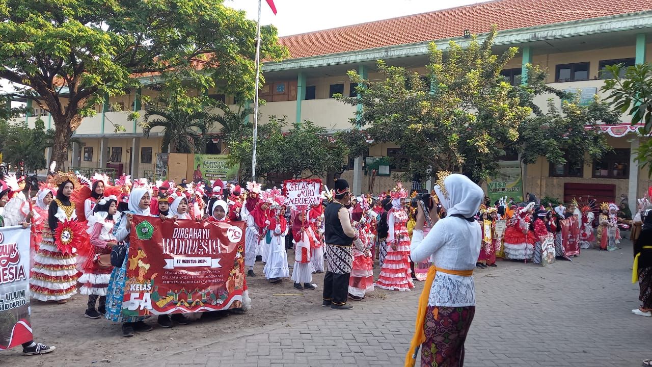 Meriah, Karnaval MI Bahrul Ulum Sukodono Tampilkan Ragam Busana Nusantara