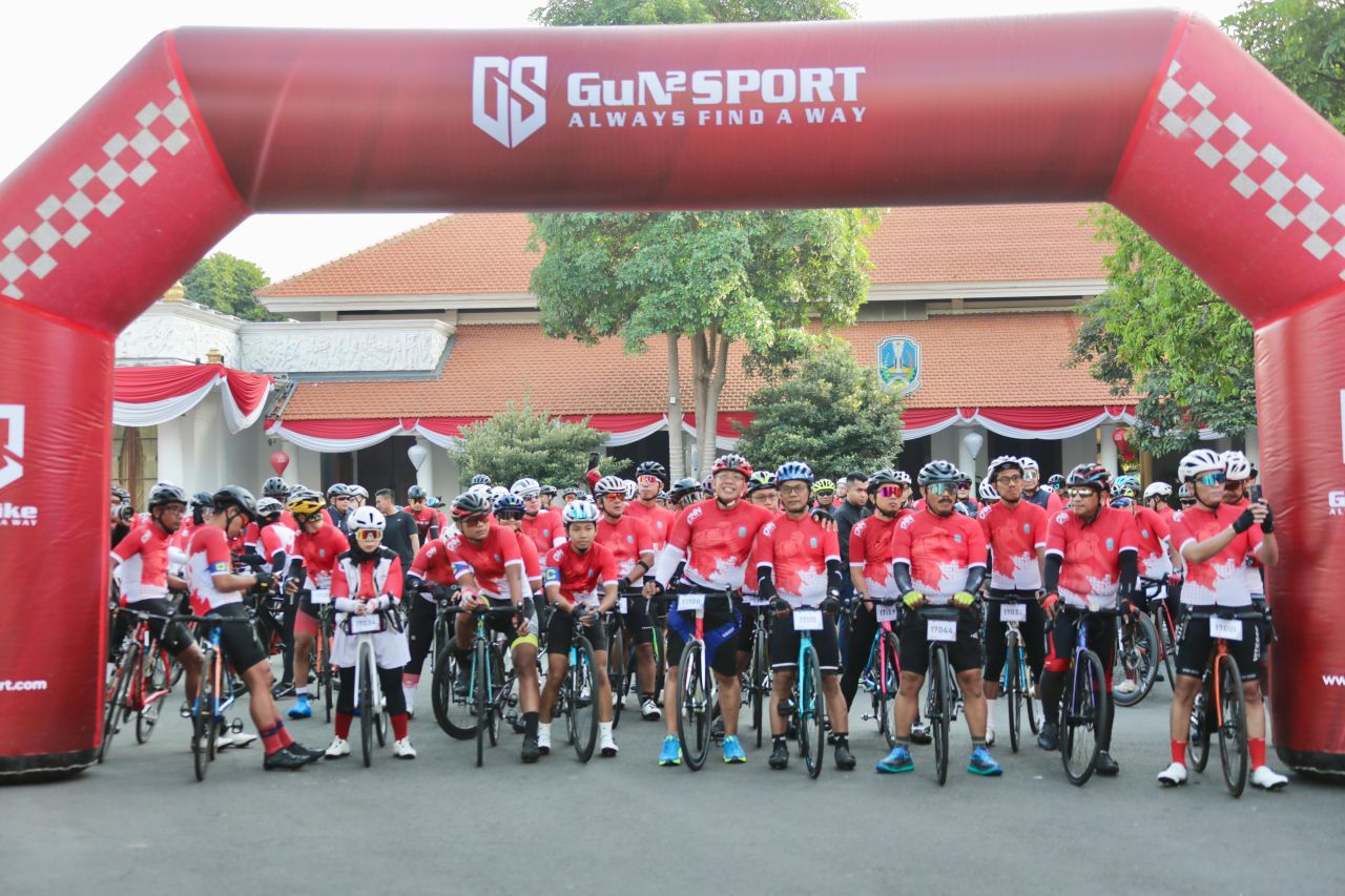 Ratusan Pesepeda Gowes Surabaya-Mojokerto Napak Tilas Kemerdekaan, Dokter Agung Gaungkan Slogan 3B